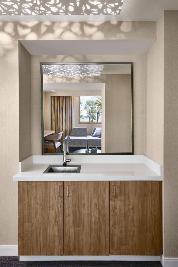 Executive Suite, 1 King at The Westin San Francisco Airport