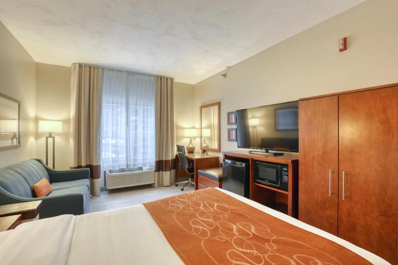 Double Suite with Roll-In Shower - Accessible/Non-Smoking at Comfort Suites Appleton Airport