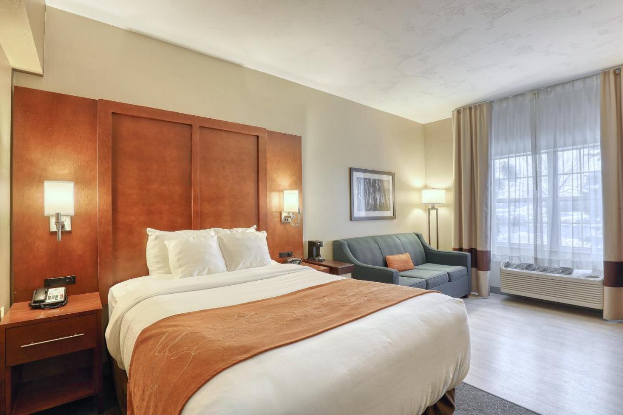 Double Suite with Roll-In Shower - Accessible/Non-Smoking at Comfort Suites Appleton Airport