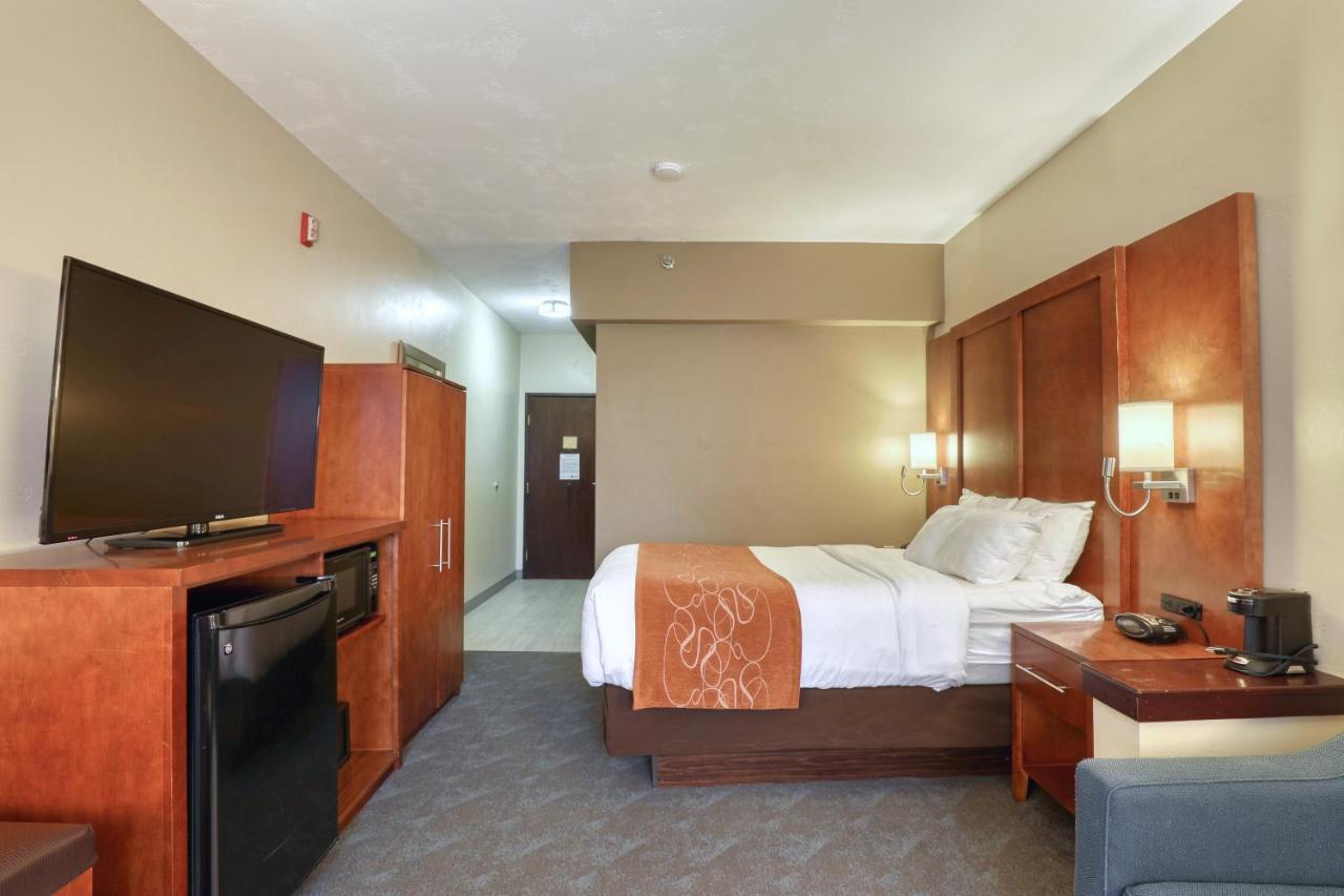 Double Suite with Roll-In Shower - Accessible/Non-Smoking at Comfort Suites Appleton Airport