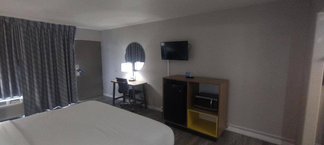King Room - Disability Access/Non-Smoking at Days Inn by Wyndham Wildwood I-75