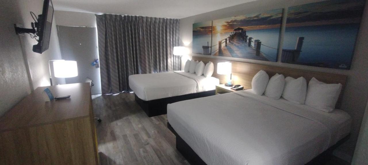 Deluxe Double Room with Two Double Beds - Non-Smoking at Days Inn by Wyndham Wildwood I-75