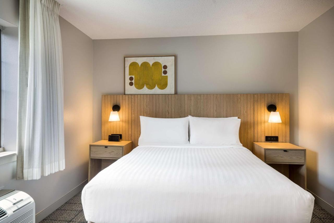 Queen Studio Suite with Bathtub - Mobility Accessible at Sonesta Simply Suites Jersey City
