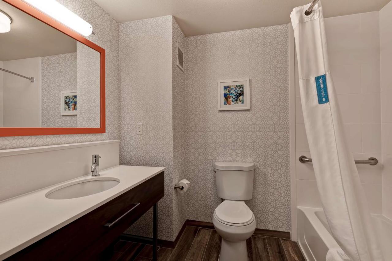 Queen Room - Non-Smoking at Hampton Inn & Suites Rohnert Park - Sonoma County