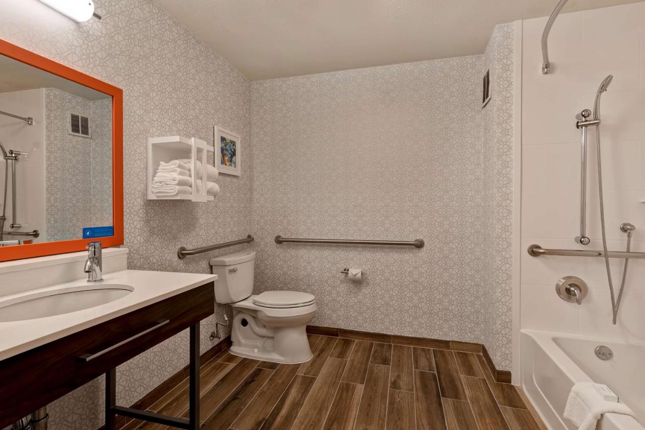 Queen Room with Two Queen Beds - Hearing Accessible - Non-Smoking at Hampton Inn & Suites Rohnert Park - Sonoma County
