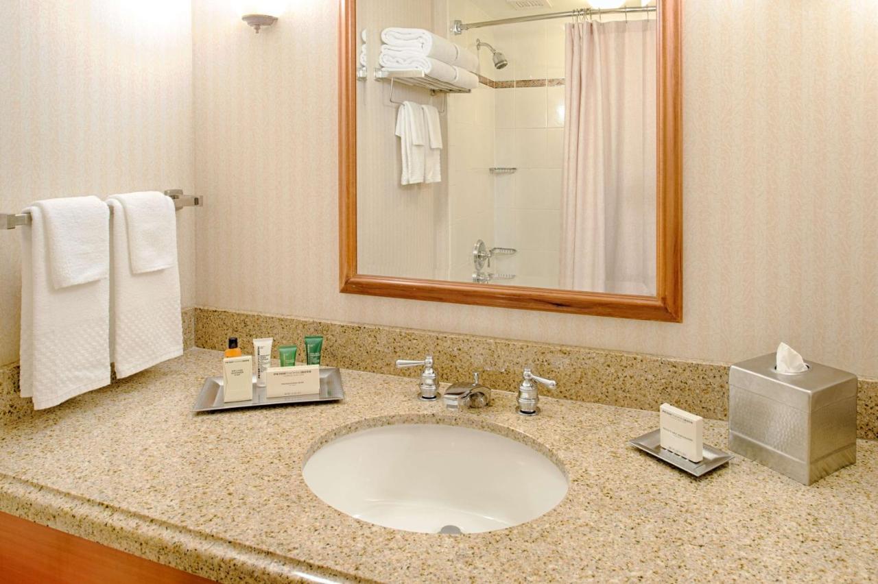King Room with Garden View at Hilton Seattle Airport & Conference Center