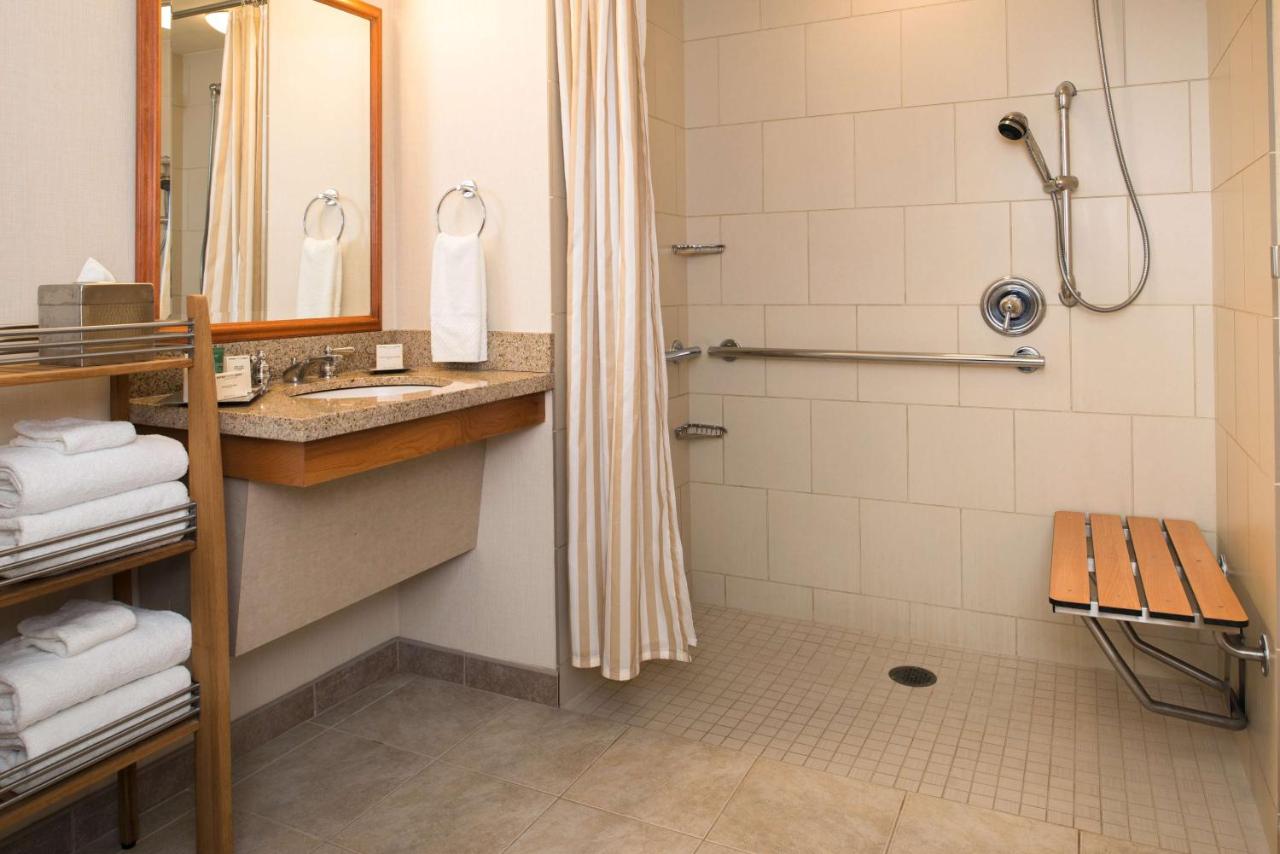 King Room - Disability Access at Hilton Seattle Airport & Conference Center