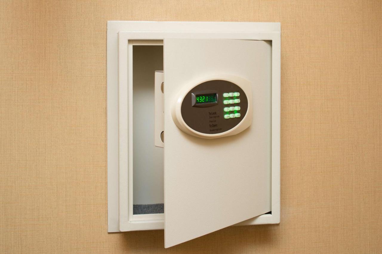 Double Room with Garden View - Disability Access at Hilton Seattle Airport & Conference Center