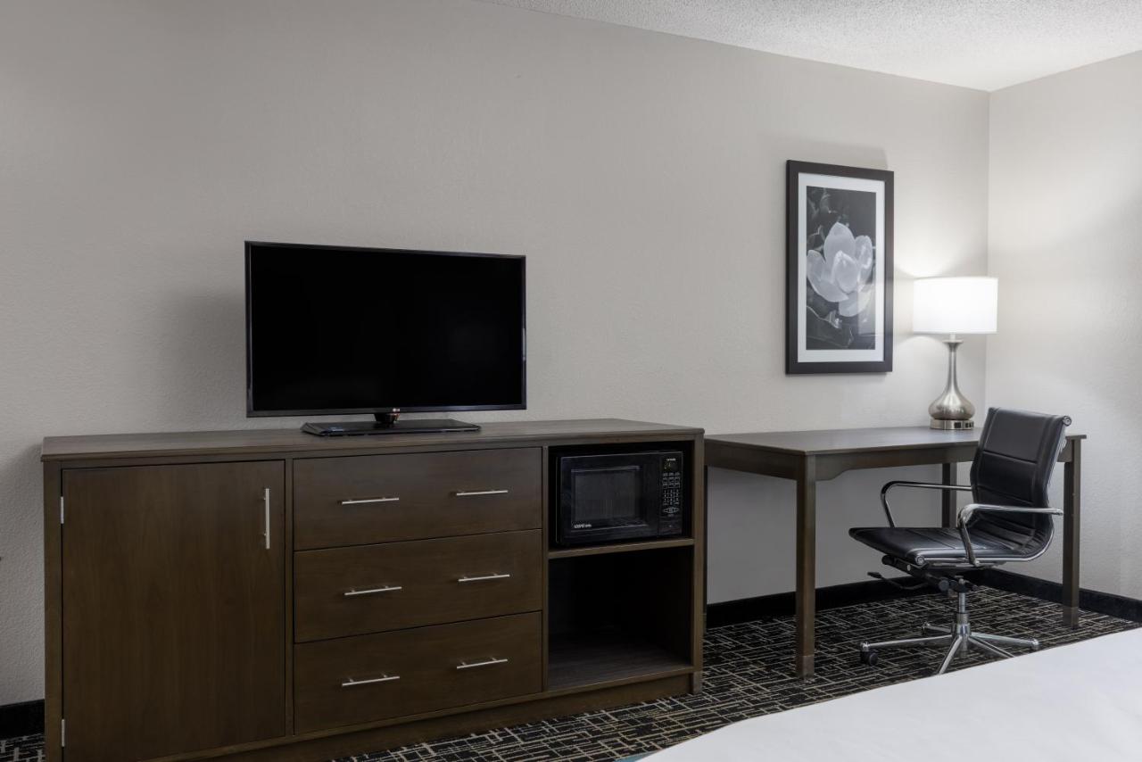 Executive King Room with Sofa Bed at La Quinta Inn & Suites by Wyndham Covington