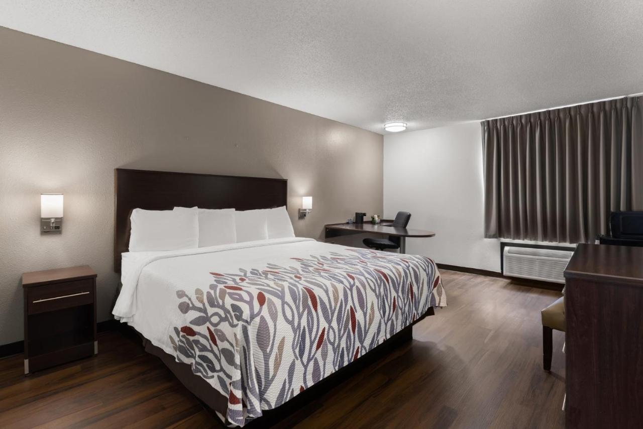 Superior King Room - Non-Smoking at Red Roof Inn & Suites Savannah Airport