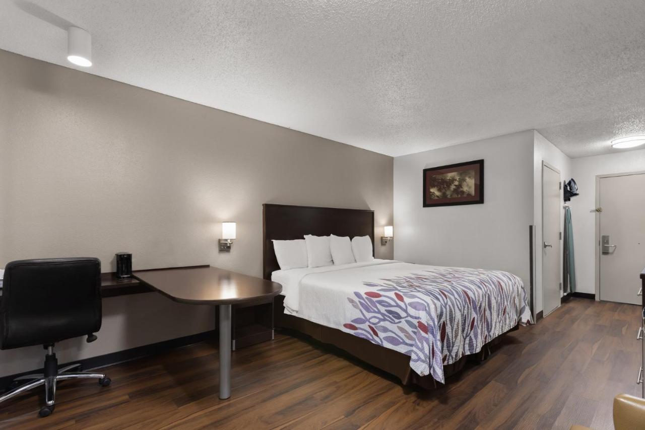 Superior King Room - Non-Smoking at Red Roof Inn & Suites Savannah Airport