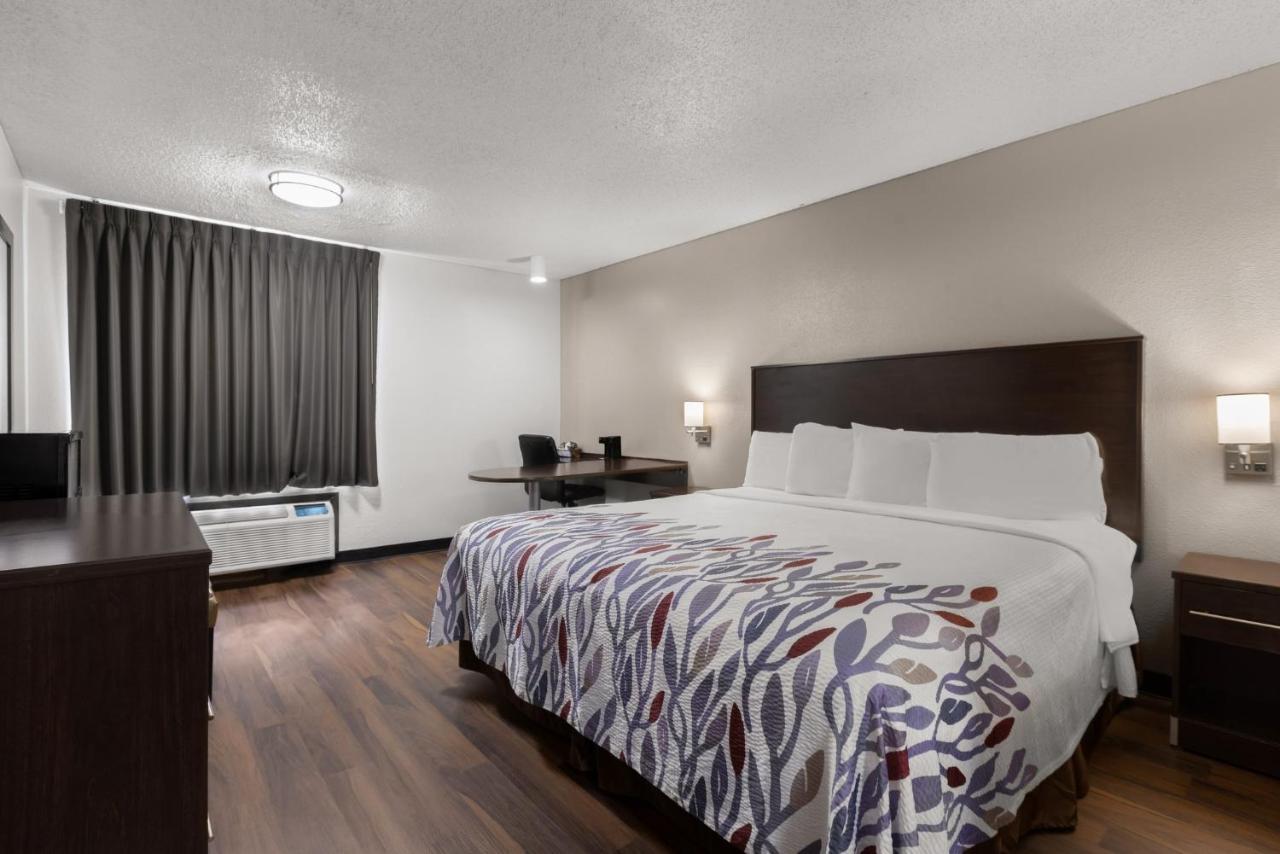 Superior King Room - Non-Smoking at Red Roof Inn & Suites Savannah Airport