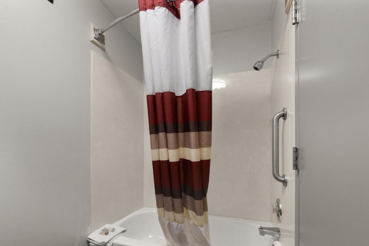 Deluxe Double Room with Two Double Beds - Smoking at Red Roof Inn & Suites Savannah Airport