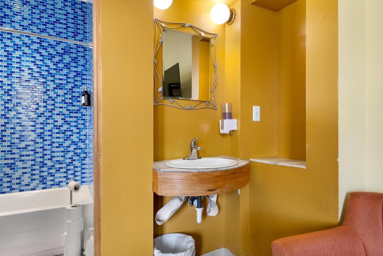 | Qupqugiaq Inn