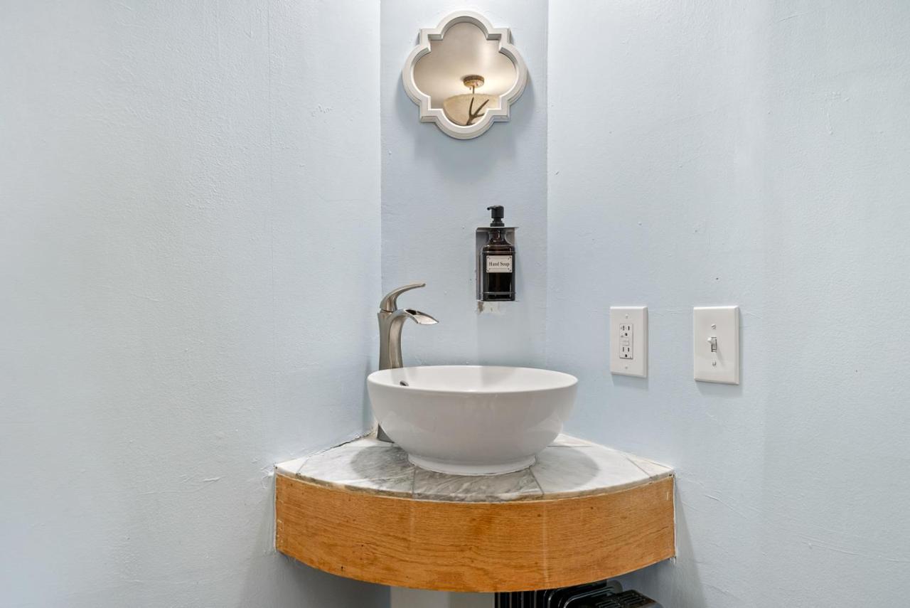 | Qupqugiaq Inn