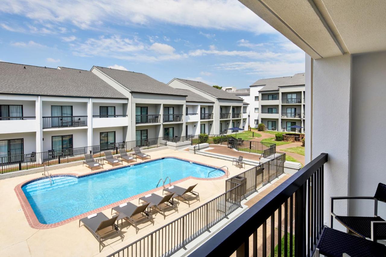 King Suite with Courtyard View at Courtyard by Marriott Memphis Airport