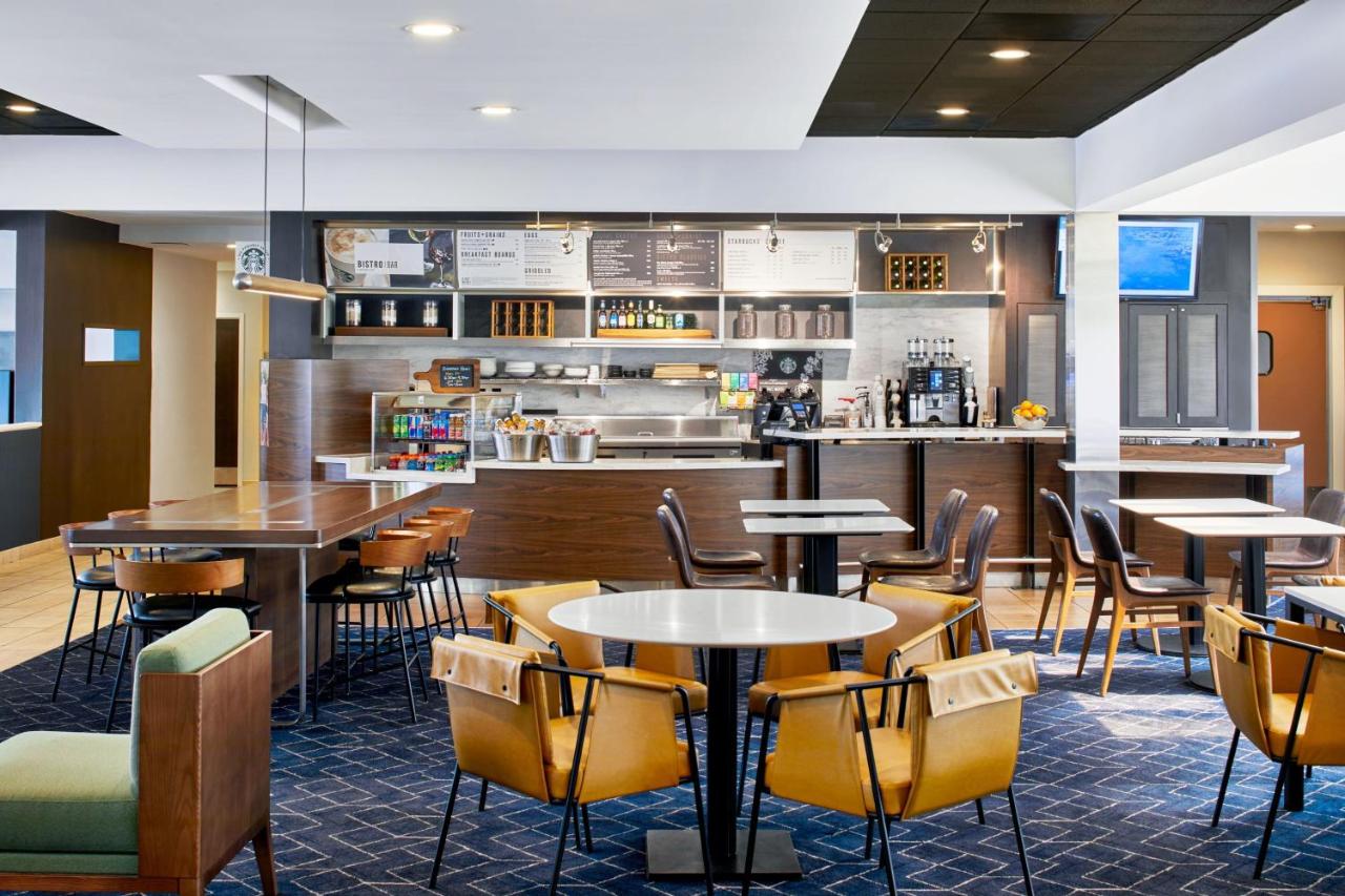 | Courtyard by Marriott Memphis Airport
