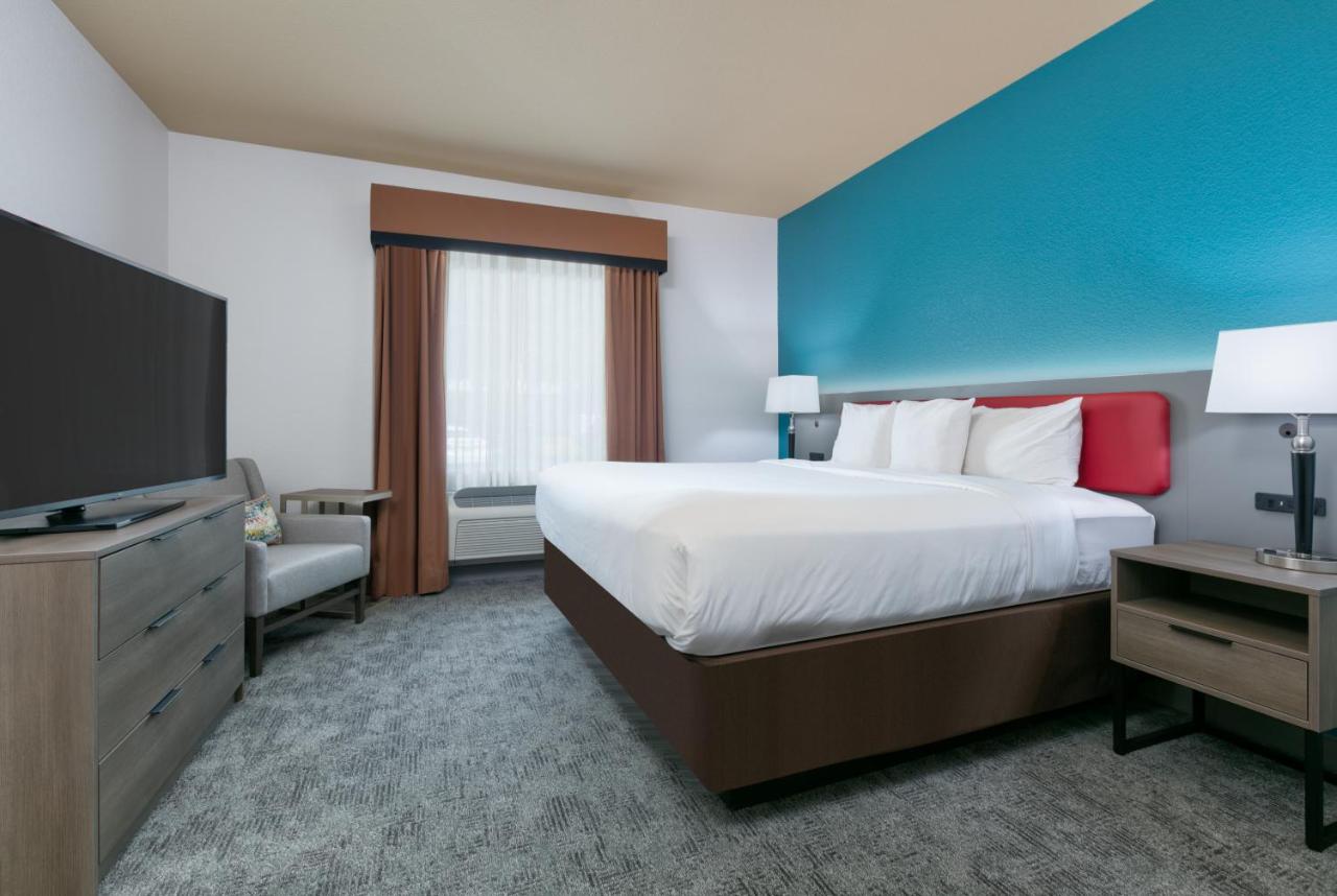 King Suite - Disability Access/Non-Smoking at Comfort Suites Arlington - Entertainment District