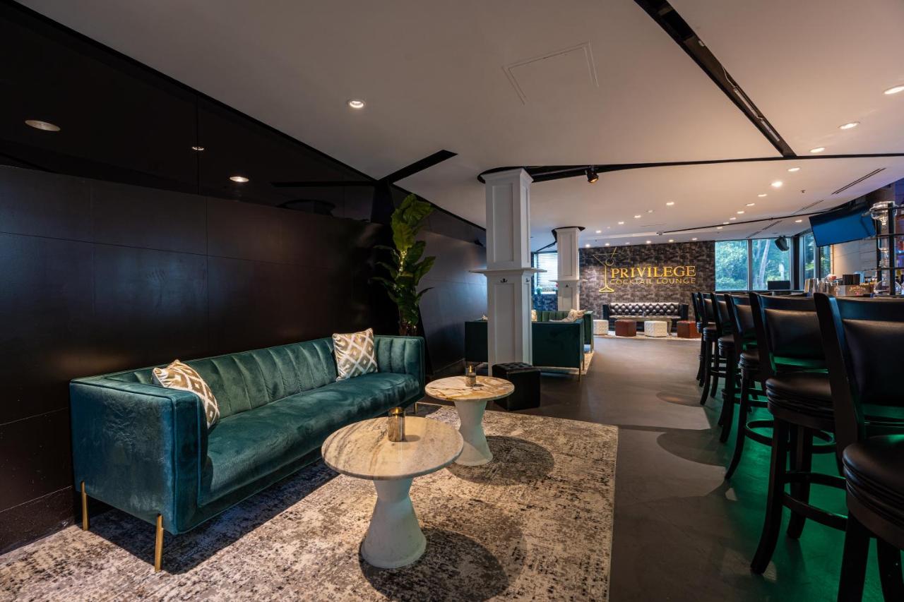 | Albion Hotel