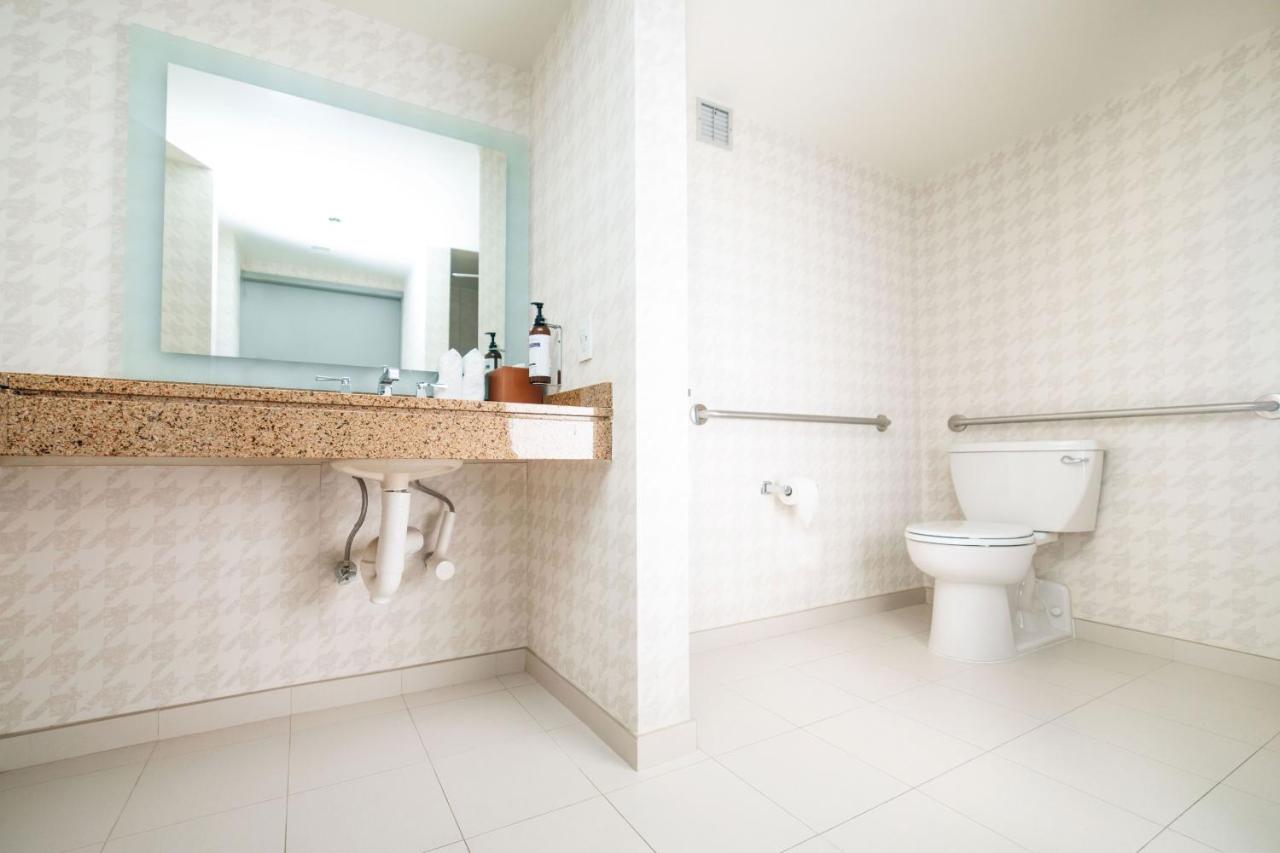 One King Bed - Disability Access with Bathtub at Hyatt Regency Boston/Cambridge