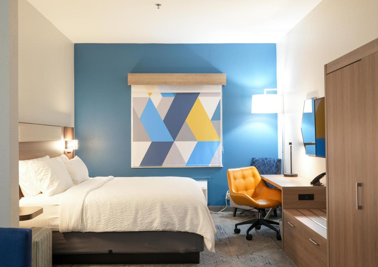 King Suite - Disability Access at Holiday Inn Express & Suites Dallas Southwest-Cedar Hill by IHG