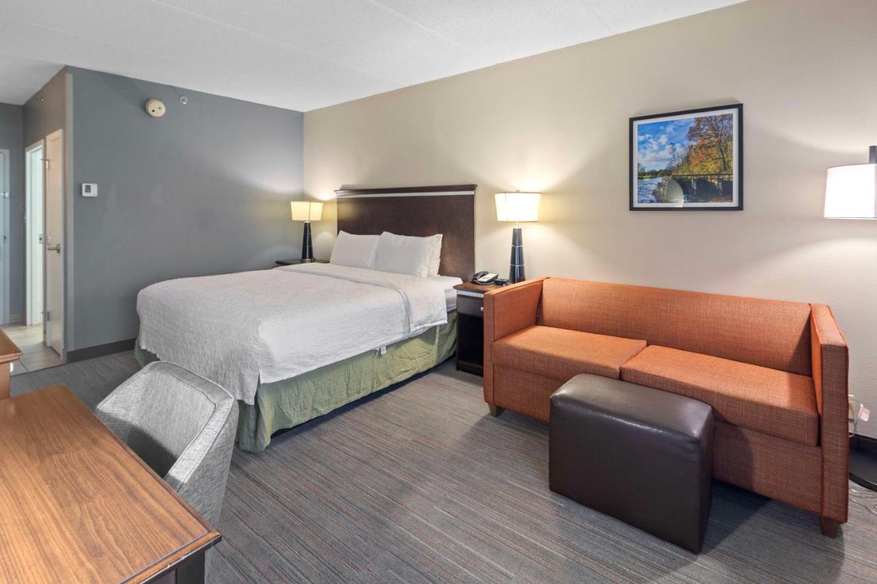 King Study with Sofa Bed - Non-Smoking  at Hampton Inn Atlanta/Woodstock