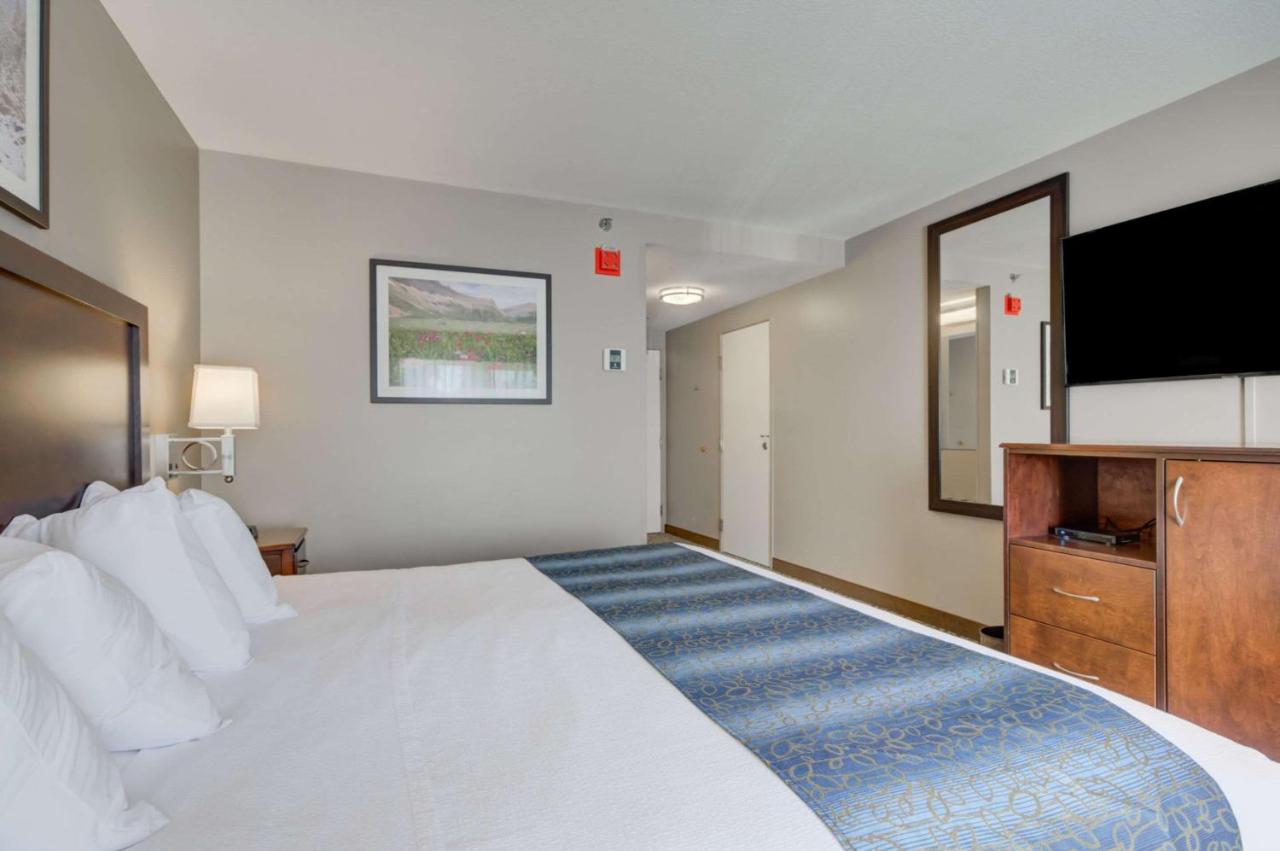 King Room with Sofa Bed and River View - Non-Smoking at Whitefish Riverfront Hotel