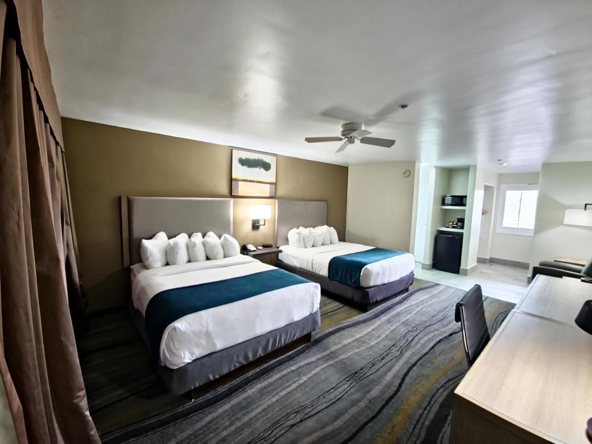 Queen Room with Two Queen Beds at Los Viajeros Inn