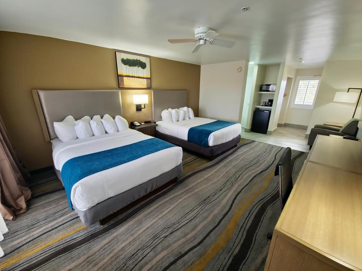 Queen Room with Two Queen Beds at Los Viajeros Inn