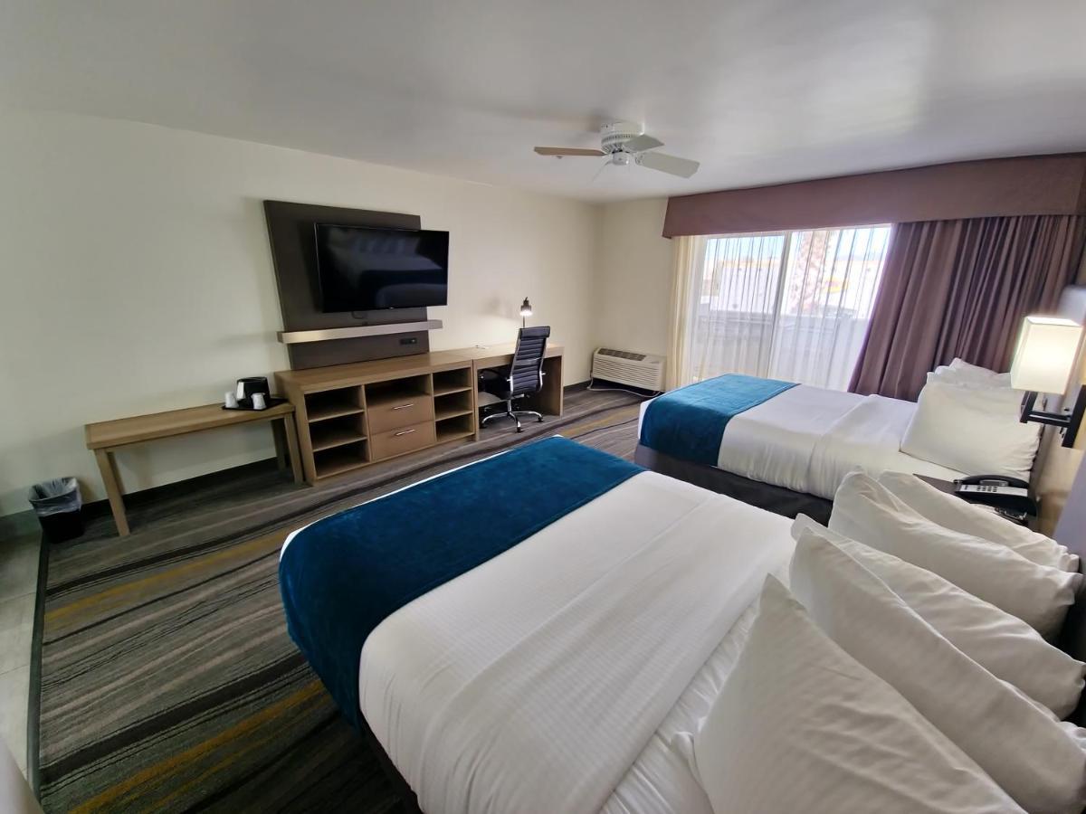 Queen Room with Two Queen Beds at Los Viajeros Inn