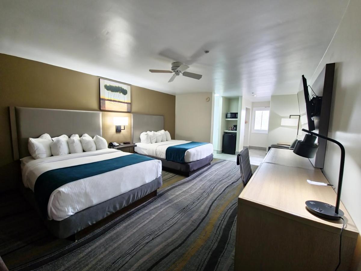 Queen Room with Two Queen Beds at Los Viajeros Inn