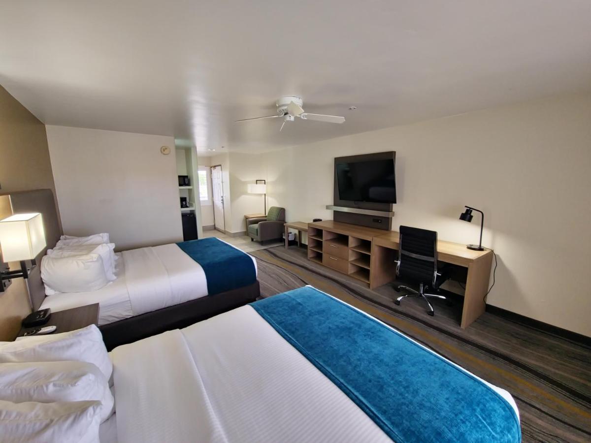 Queen Room with Two Queen Beds at Los Viajeros Inn