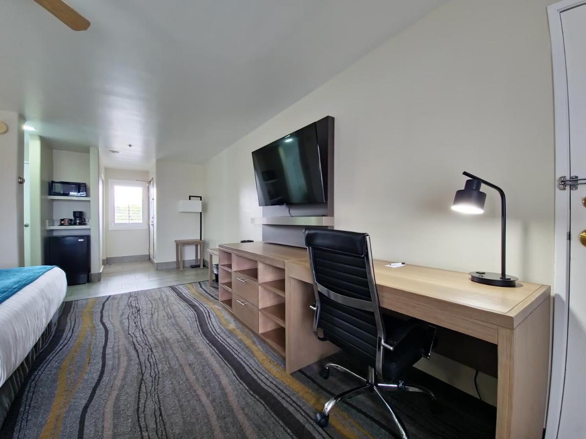 King Room at Los Viajeros Inn