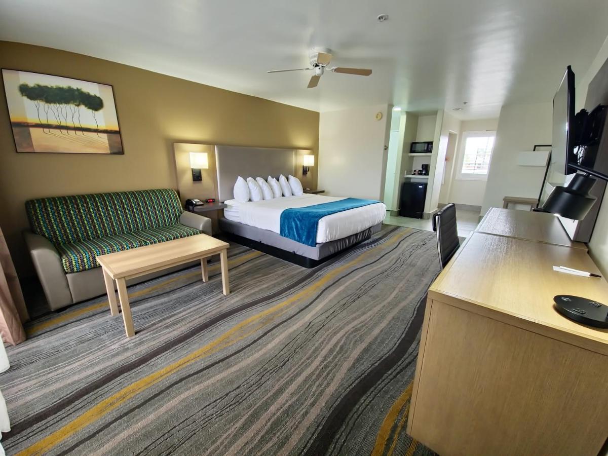 King Room at Los Viajeros Inn