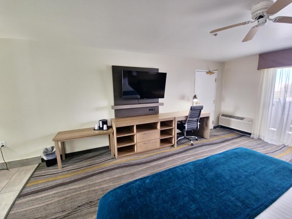 King Room at Los Viajeros Inn