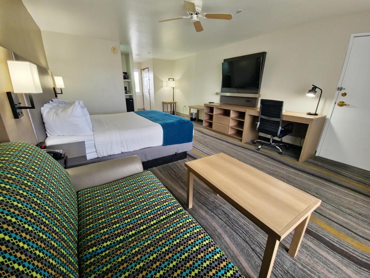 King Room at Los Viajeros Inn