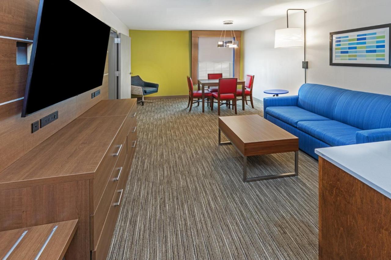 King Suite - Non-Smoking at Holiday Inn Express & Suites Sulphur (Lake Charles) by IHG