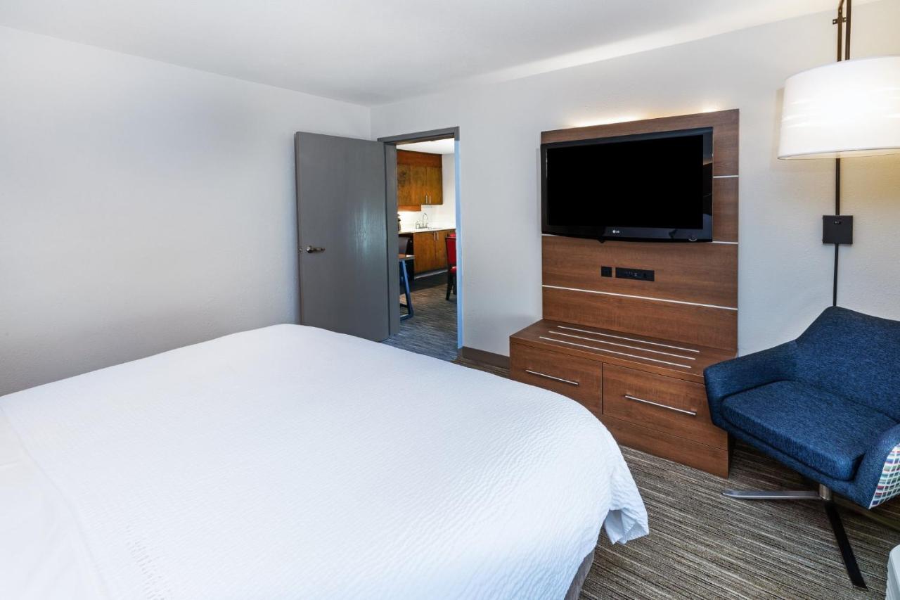 King Suite - Non-Smoking at Holiday Inn Express & Suites Sulphur (Lake Charles) by IHG