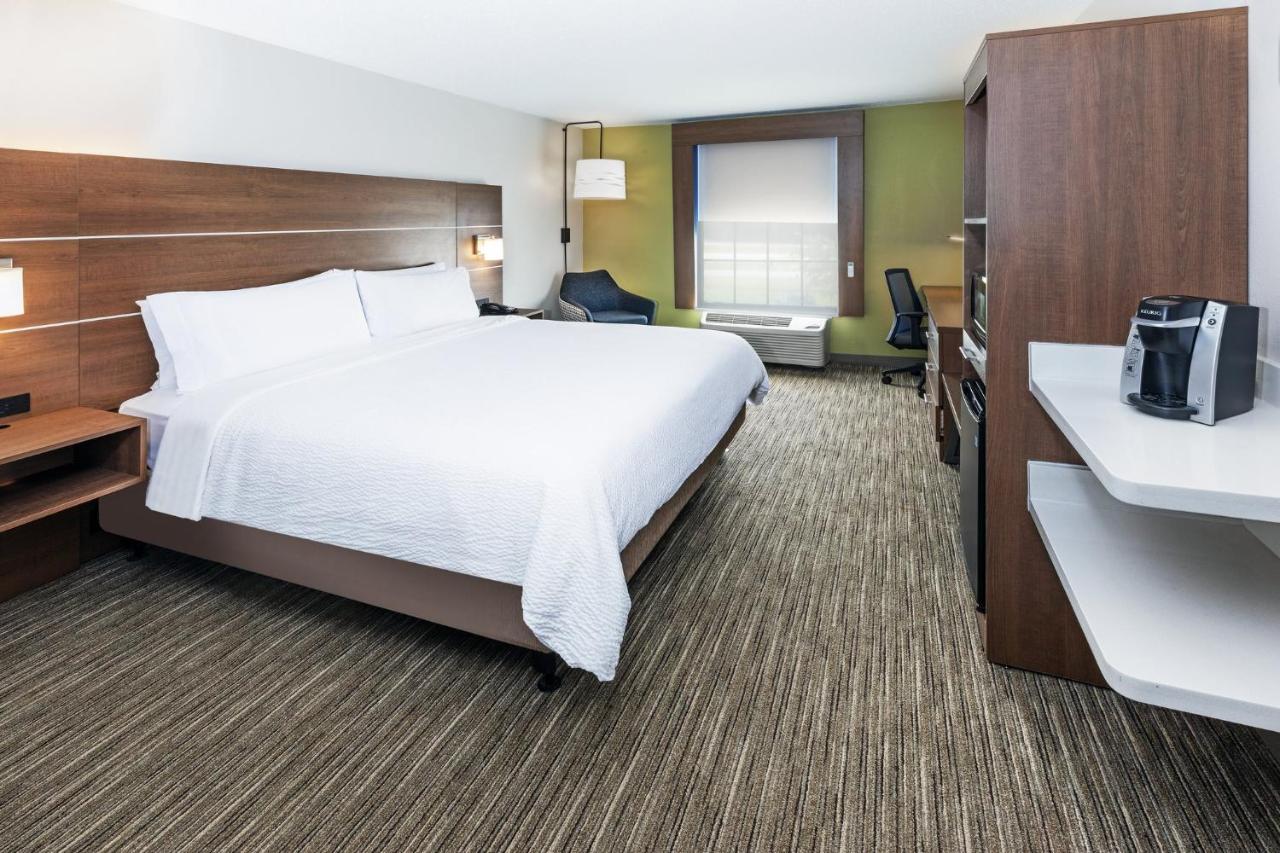 Queen Room with Two Queen Beds and Hearing Impaired Accessible Tub/Non-Smoking at Holiday Inn Express & Suites Sulphur (Lake Charles) by IHG