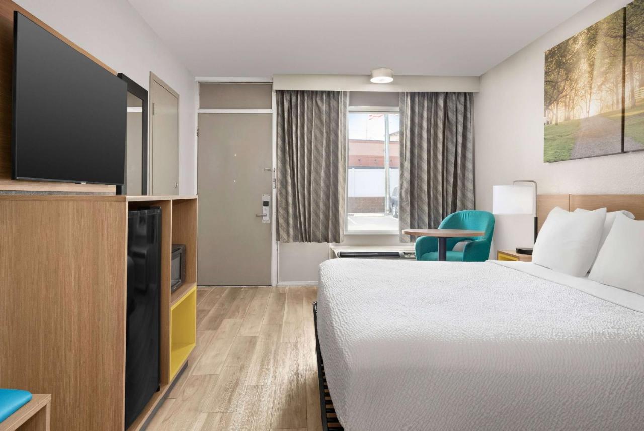 King Room - Ground Floor/Non-Smoking at Days Inn by Wyndham Lake City I-75