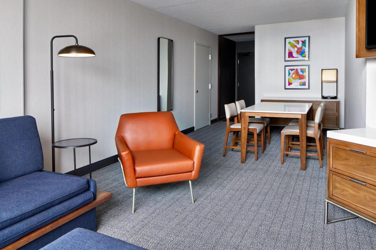 Suite, 1 King, Sofa bed at Courtyard By Marriott Detroit Downtown