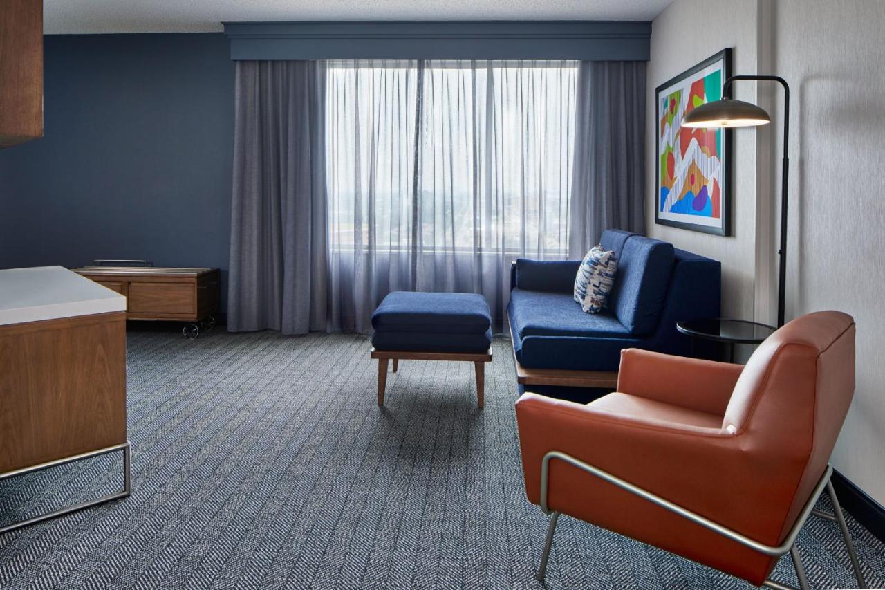 Suite, 1 King, Sofa bed at Courtyard By Marriott Detroit Downtown