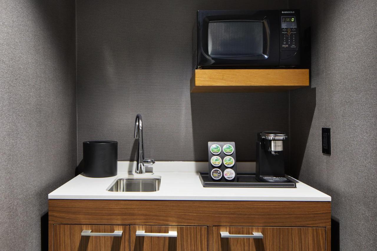 Suite, 1 King, Sofa bed at Courtyard By Marriott Detroit Downtown