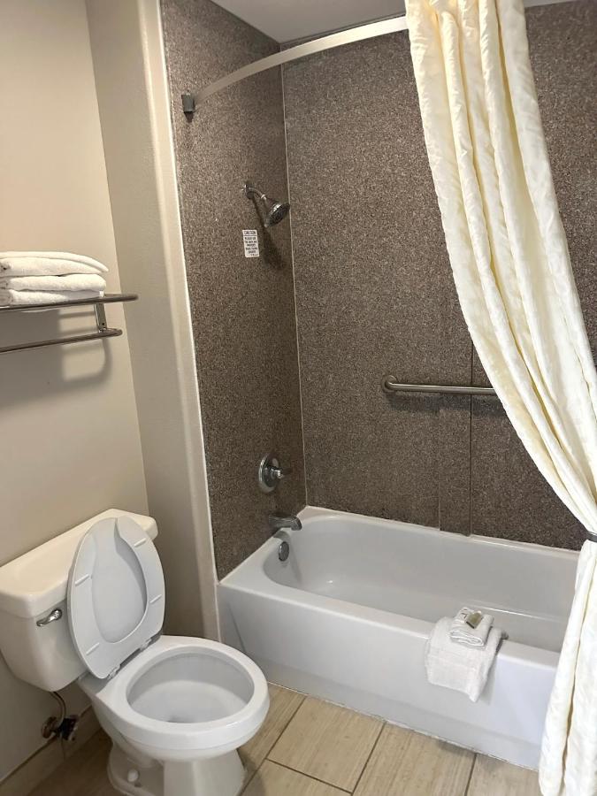 King Suite - Smoking at Days Inn & Suites by Wyndham Opelousas
