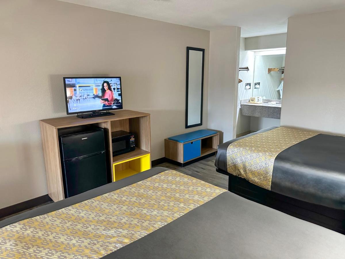 Queen Room with Two Queen Beds - Disability Access - Smoking at Days Inn & Suites by Wyndham Opelousas