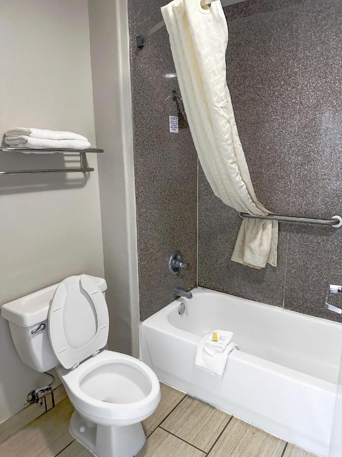 King Suite - Smoking at Days Inn & Suites by Wyndham Opelousas