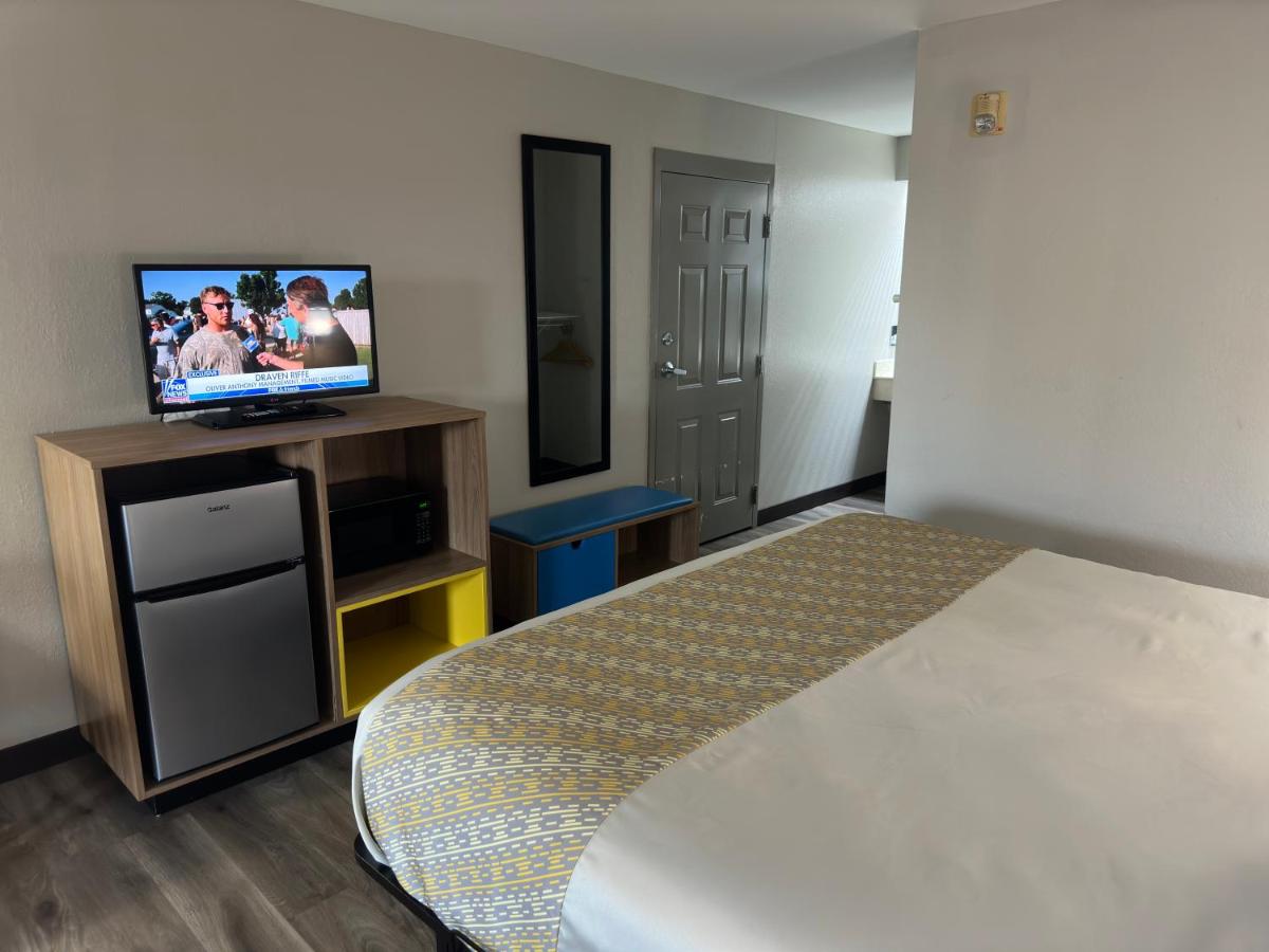 King Room - Disability Access - Non-Smoking at Days Inn & Suites by Wyndham Opelousas