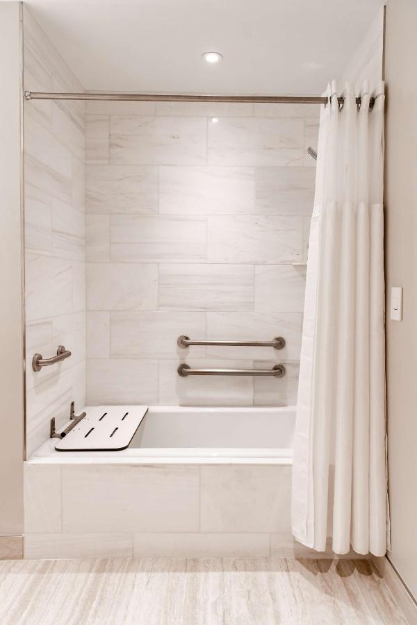 Deluxe King Room - Mobility Accessible at HALL Arts Hotel Dallas, Curio Collection by Hilton