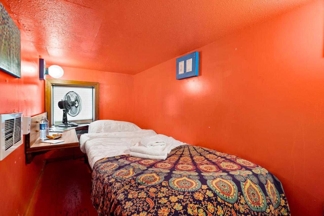 | Qupqugiaq Inn