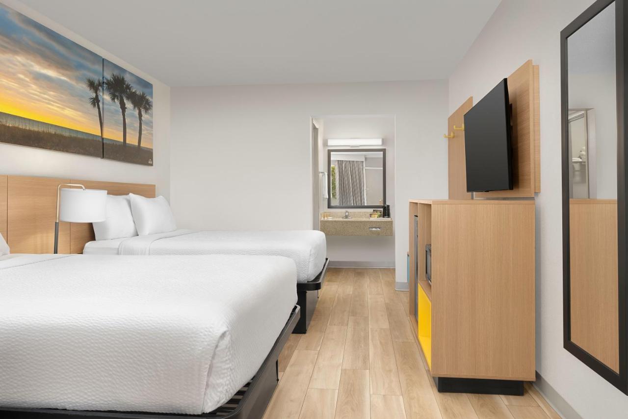 Double Room with Two Double Beds - Ground Floor/Non-Smoking at Days Inn by Wyndham Lake City I-75